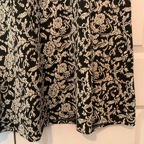 Tapestry Empire Waist Maternity Dress - Picture 6 of 7